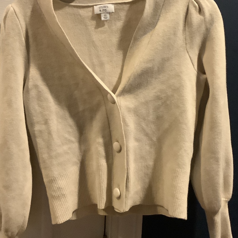 crown‎ & ivy Beige V-Neck Button-Front Cropped Sweater